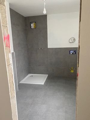 Badezimmer mit Dusche und Waschmaschinen Anschluss