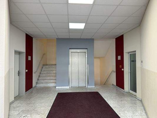 Eingangsbereich mit Fahrstuhl