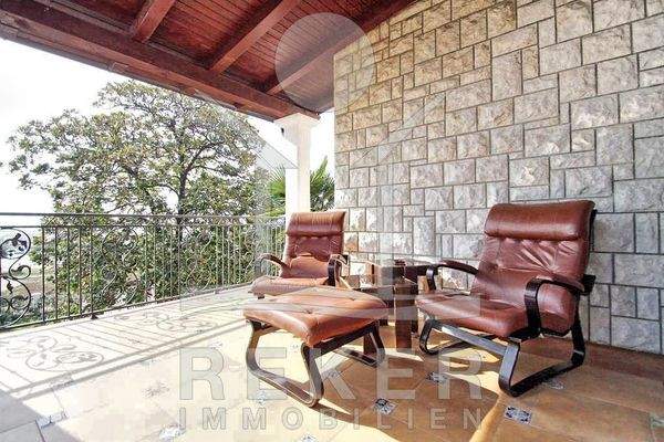 Die Terrasse stellt eine Oase der Ruhe dar