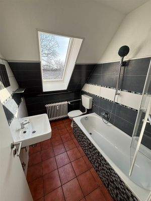 Bad mit Badewanne  (1)