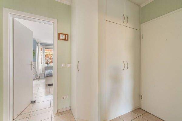 Einladender Flur mit praktischem Einbauschrank