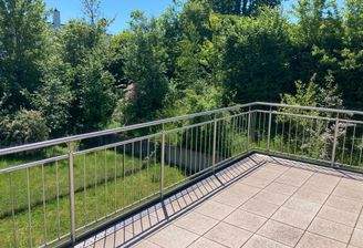 Blick von der Terrasse in den Garten