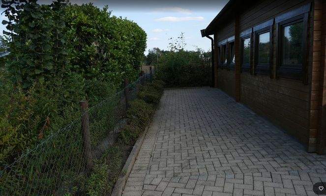 Fläche neben Holzhaus