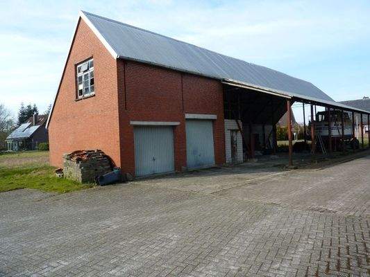 Offene Halle mit Garagen