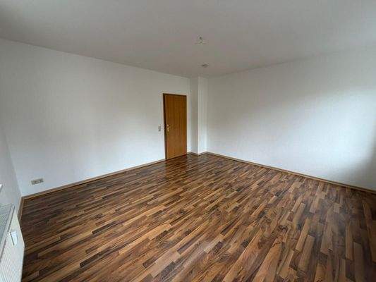 Leeres Wohnzimmer mit Parkett