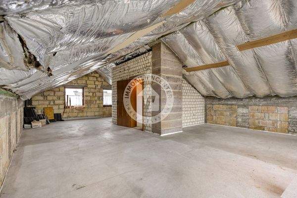 Der Blick vom Balkon in das Dachgeschoss mit viel Potenzial