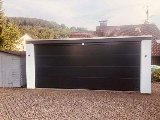 Doppelgarage mit Sektionaltor