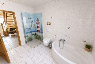 Bad mit Wanne und Dusche