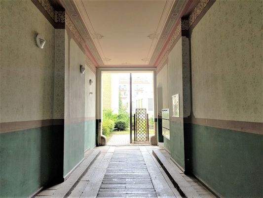 Durchgang zum Wohnhaus