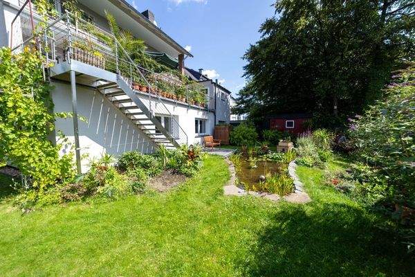 Garten mit Treppe und Teich