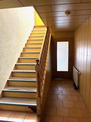 Eingangsbereich mit Treppe ins OG