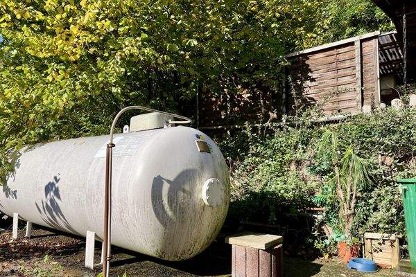 Gastank hinter der Garage