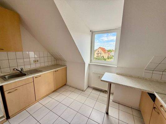 Helle Dachküche mit Fenster