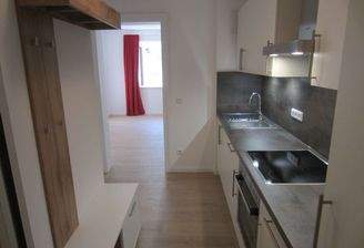 Die Garderobe und Einbauküche