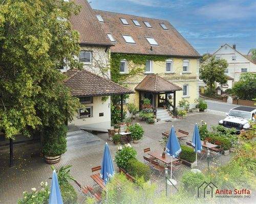 Blick auf Biergarten und Gebäude