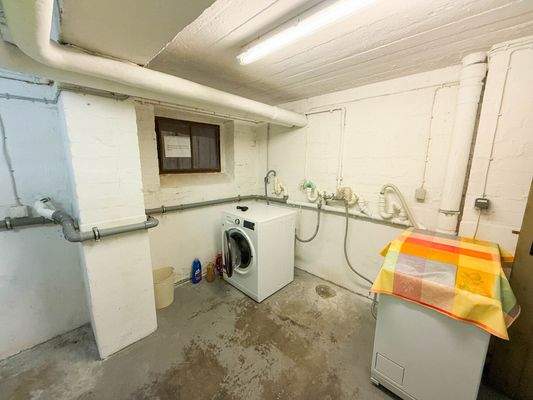Gemeinschaftliche Waschküche im Keller