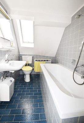 Gepflegtes Badezimmer in Weiß gehalten