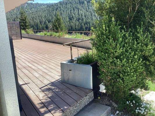 Zugang  zur Terrasse vom Schlafzimmer 1, Schlafzimmer 2 und dem Wohnzimmer zusätzlich mit praktischem Seiteneingang vom Haus.