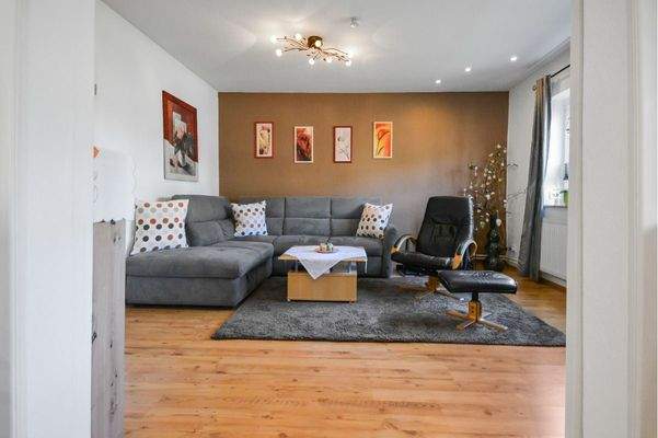 weiteres Wohnzimmer im Altbau mit einer Schiebetür