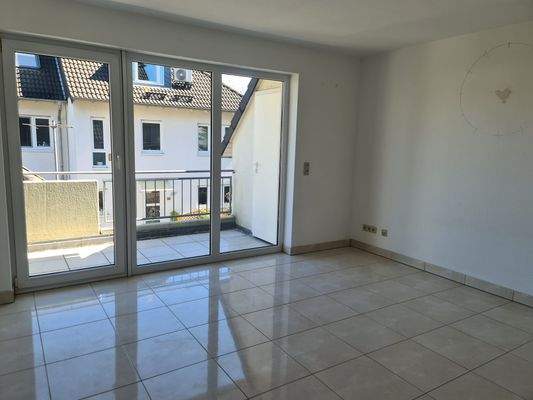 Wohnzimmer mit Zugang zum Balkon