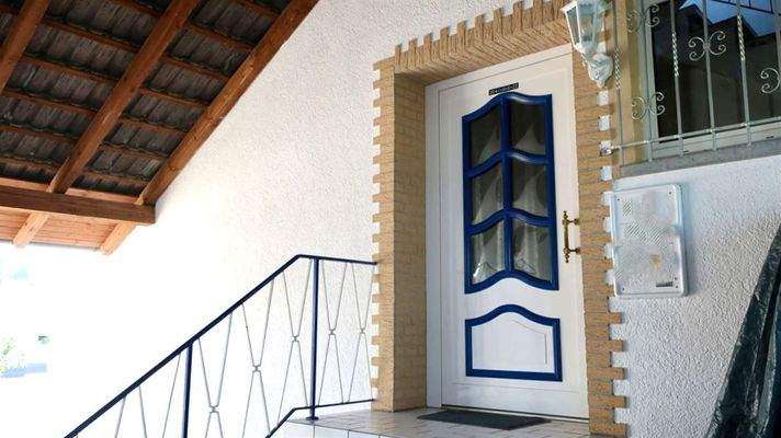 überdachter Hauseingang