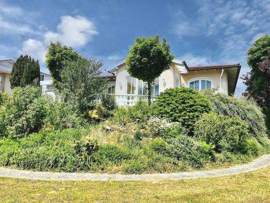 von viel Grün umgeben... die Südansicht mit Gartenanlage