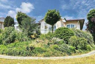 von viel Grün umgeben... die Südansicht mit Gartenanlage