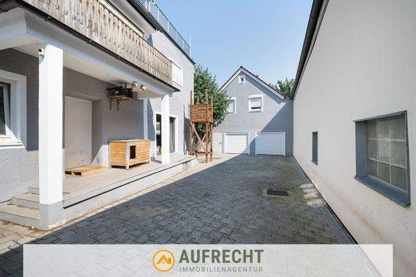 Hausansicht mit Garagen