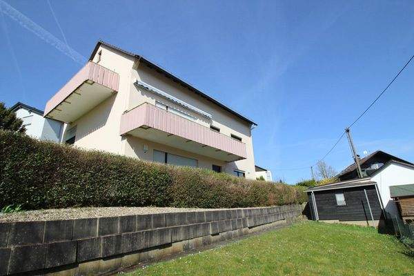 Untere Hausansicht mit Garten