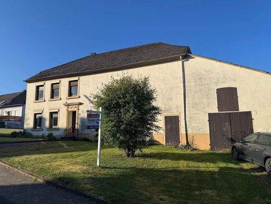 Ansicht mit Vorgarten