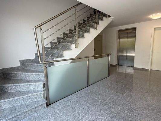 Treppenhaus fertiggestelltes Haus B