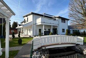 Hausansicht + Garten