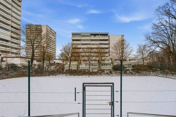 Blick auf den Tennisplatz und die Wohnung