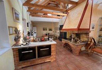 Offene Küchenzone mit Kamin und Galerie.jpeg