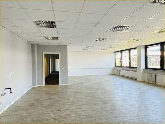 großes Büro (mit Trockenbau teilbar)