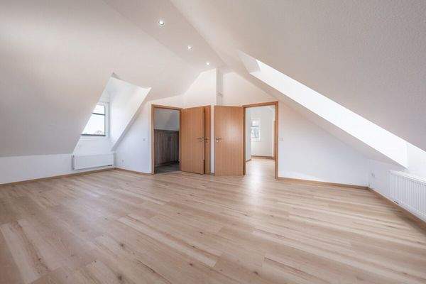 Oben finden Sie ein großzügiges Zimmer