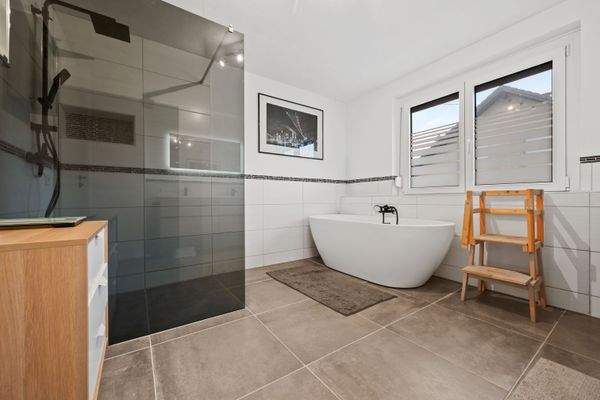 1. OG | Tageslichtbad mit Dusche und Wanne