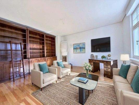 Wohnzimmer mit Bibliothek mit KI