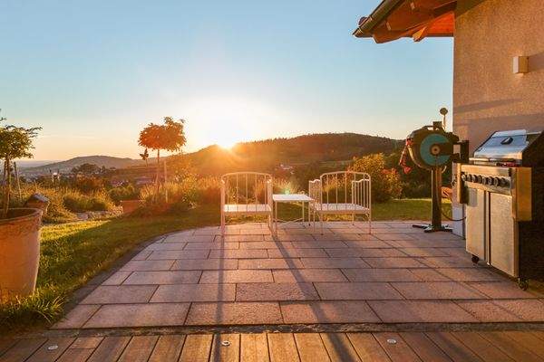 Blick von Terrasse auf den Sonnenuntergang