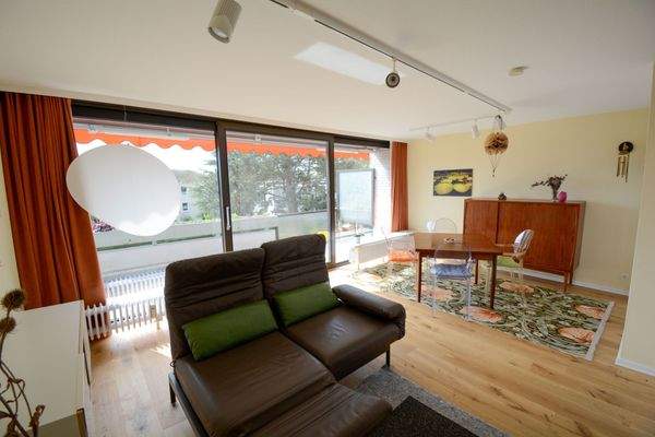 Wohn-/Esszimmer mit Balkonzugang