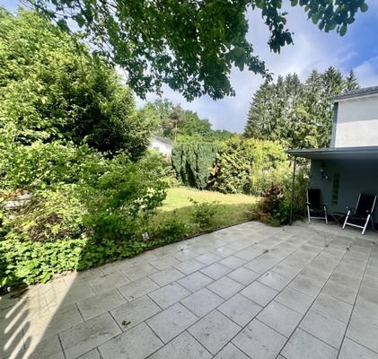 Große Terrasse mit Garten