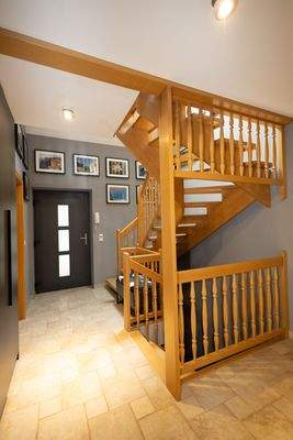 Treppenhaus und Hauseingang