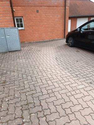 Stellplätze vorm Haus.jpeg