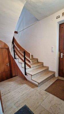 Treppenaufgang /Kellerabgang