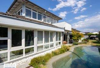 Hausansicht mit Pool und Garten