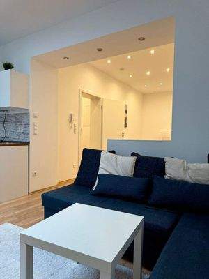 Blick vom Wohnzimmer ins Schlafzimmer/ Flur 