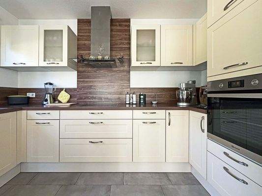 EG Küche: Viel Arbeitsfläche für gemeinsames Kochen und entspanntes Zubereiten im Alltag