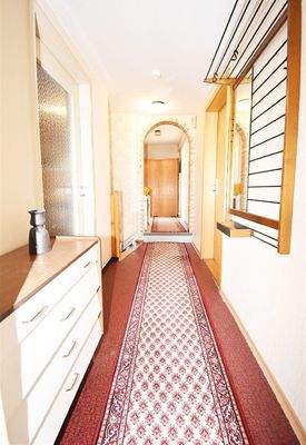 Langgestreckter Flur führt in den Elterntrakt