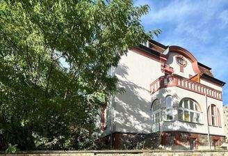 Straßenansicht / Zugang über Wintergarten