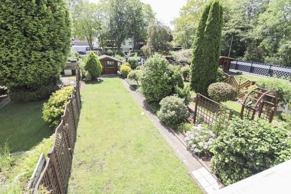 Blick vom Balkon in den Garten